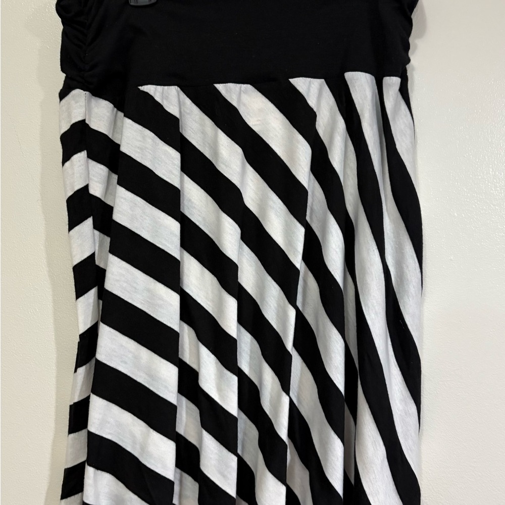 Chic Black and White Diagonal Striped Midi Skirt - Picture 3 of 5